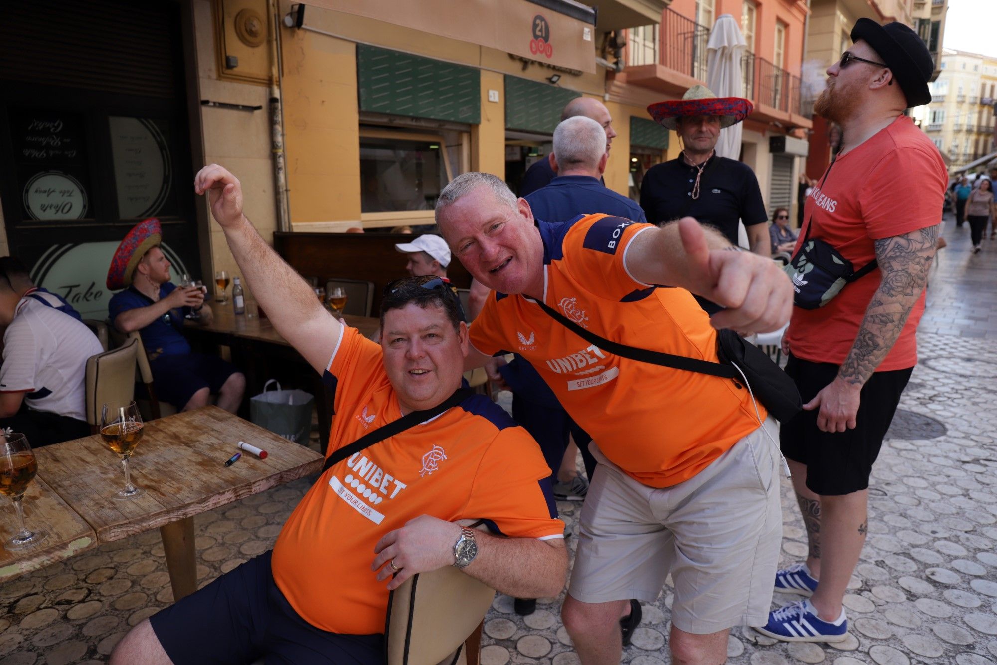 Aficionados del Rangers en el Centro de Málaga antes de disputar la final de la Europa League en Sevilla