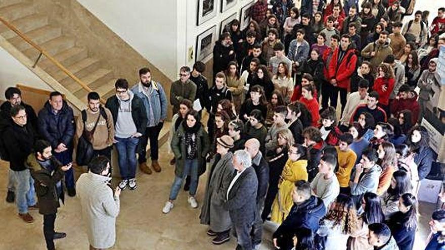 Estudiantes de Periodismo en un acto de homenaje, ayer, a Pablo Orosa.