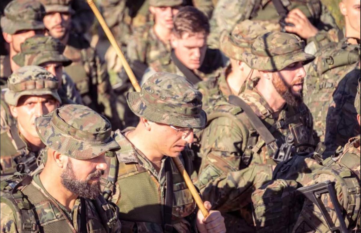 Soldados del Grupo de Artillería de Costa, al regreso de una marcha en San Fernando (Cádiz) en enero de 2024.