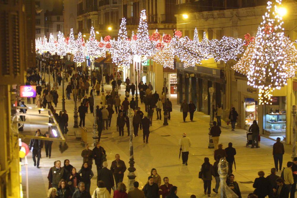 Las luces de Navidad de la calle Larios son actualmente un atractivo turístico de la ciudad por el espectáculo de luz y sonido que las acompañan desde hace ya algunos años, pero no siempre fue así...