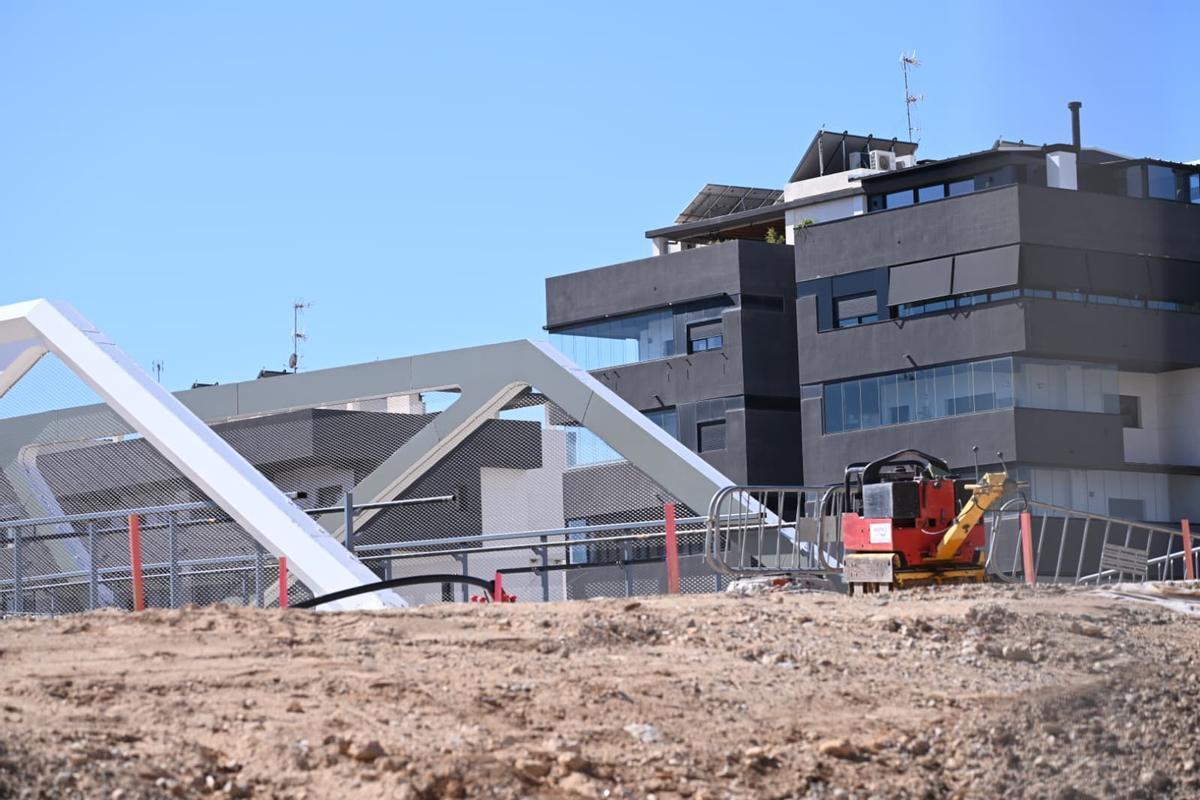 La proximidad en vistas de la infraestructura a algunas viviendas del barrio de Altabix en Elche es evidente