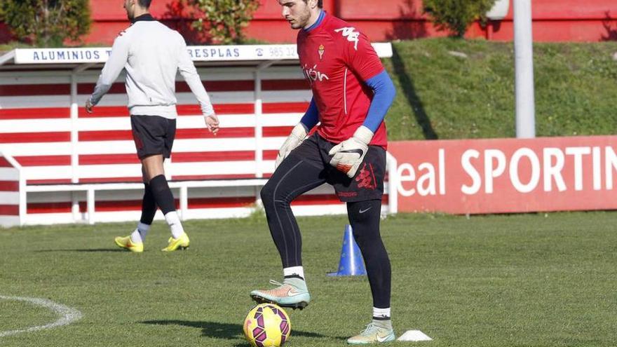 Pol Busquets, con Julio al fondo, durante un entrenamiento en Mareo.