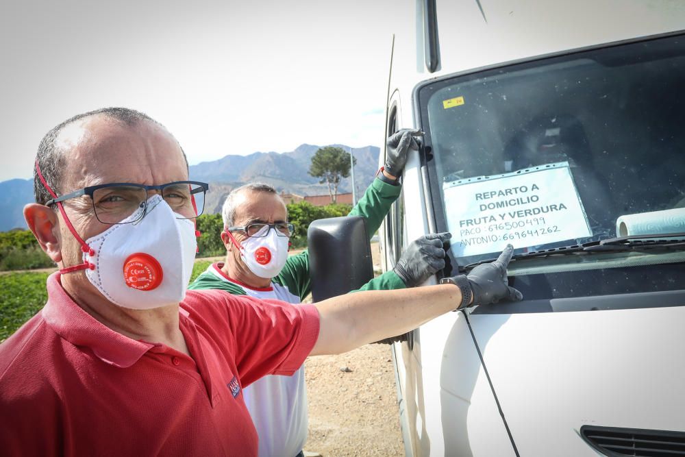 Agricultores y mercaderes venden a domicilio el género que cultivan y que compran tras la suspensión de la venta ambulante, que tiene previsto su reanudación desde el 30 de abril