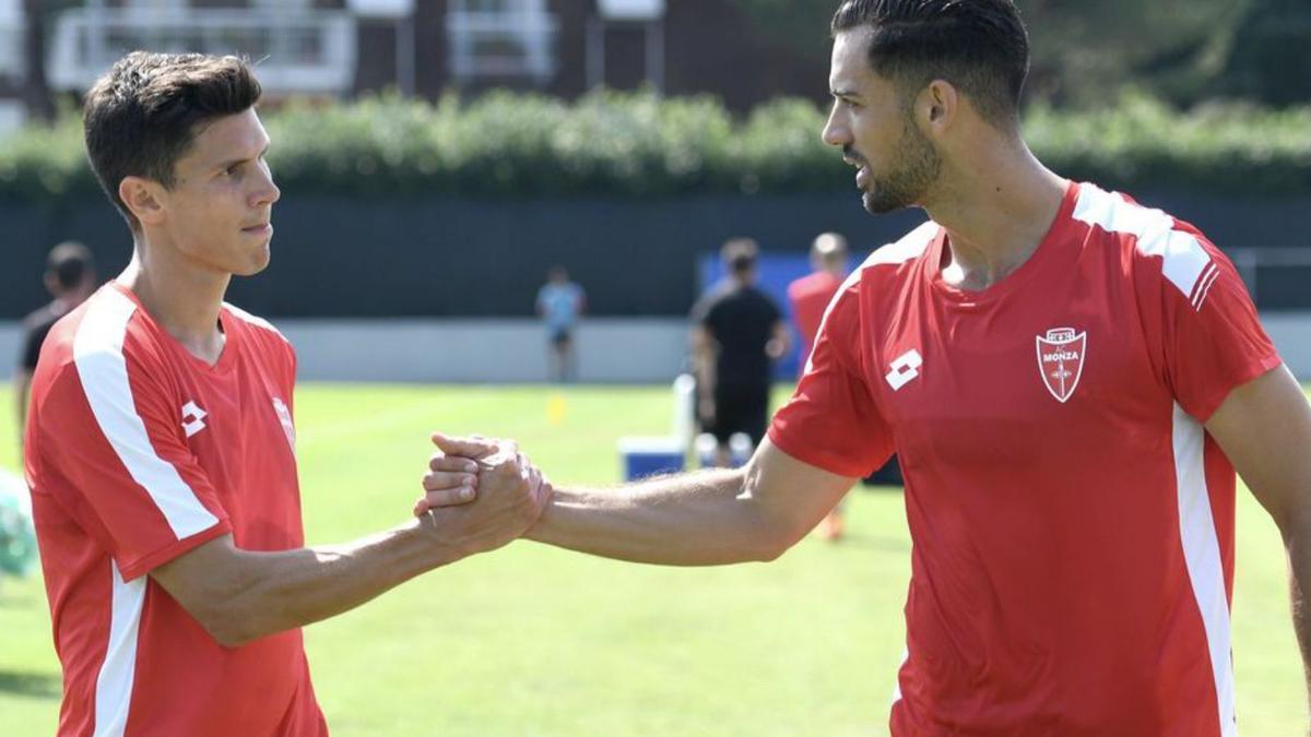 Pablo Marí, a la derecha, en su etapa en el Monza. |  // MONZA