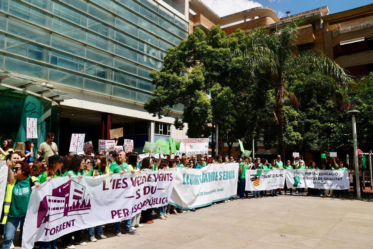 Cerca de 500 personas marchan en Torrent para defender la educación pública