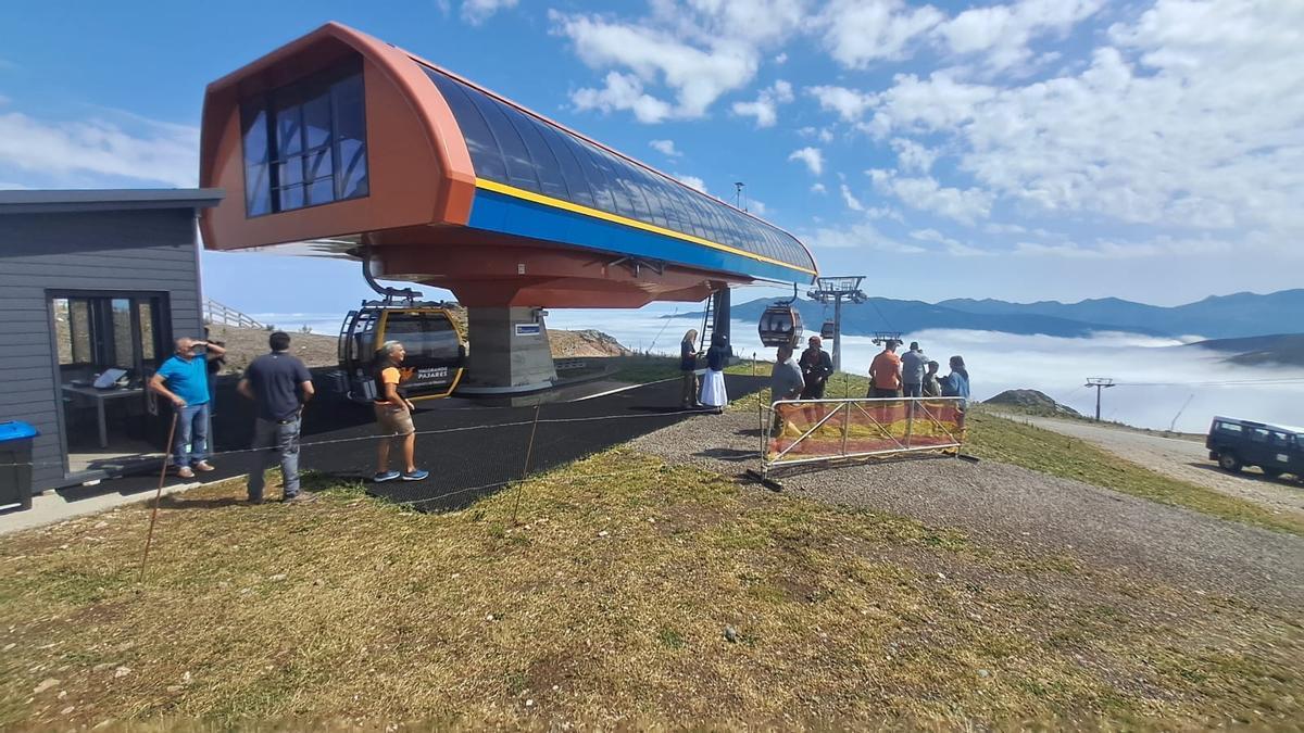 Usarios de la telecabina de Valgrande-Pajares el pasado verano