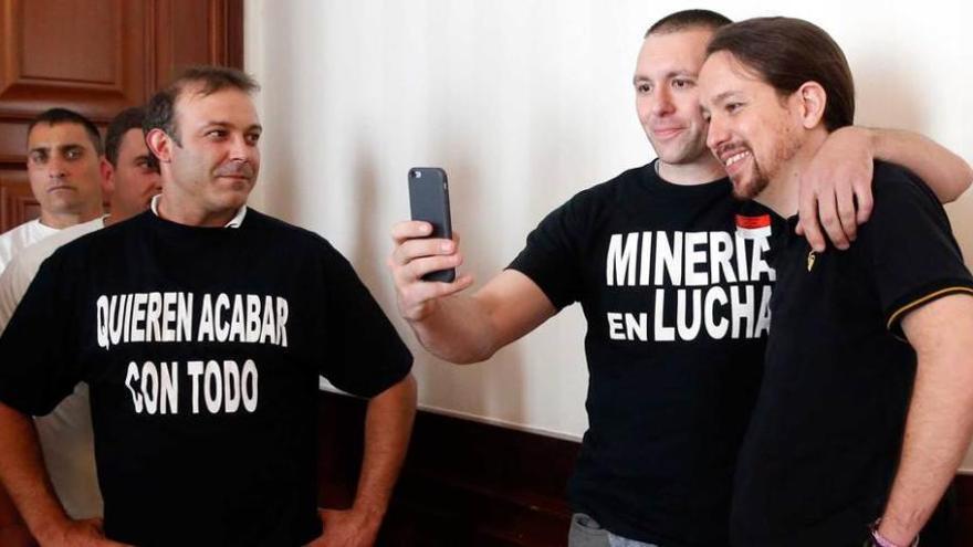 Pablo Iglesias, a la derecha, se hace una foto con dos trabajadores de Astur Leonesa, ayer.