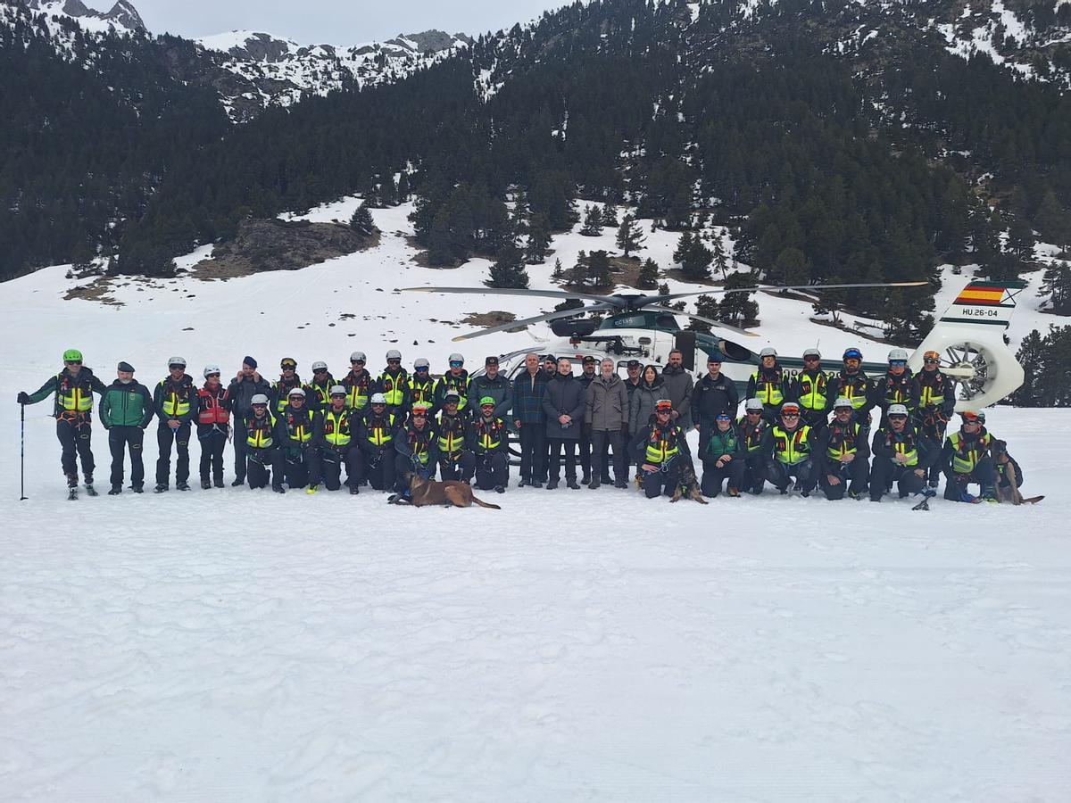 Foto de familia en la visita del ministro a un ejercicio de respuesta de los equipos de rescate ante avalanchas.
