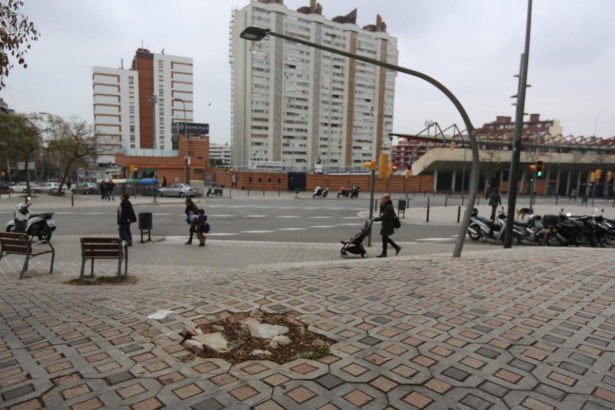 El boquete de la esquina de la Calle de les Camèlies con Sardenya.