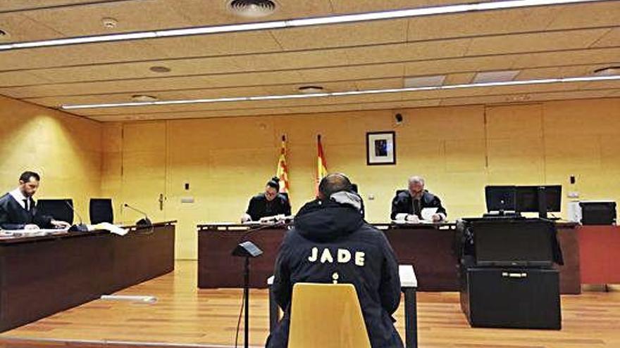 Jutgen un home acusat de violar una dona que li feia tasques domèstiques