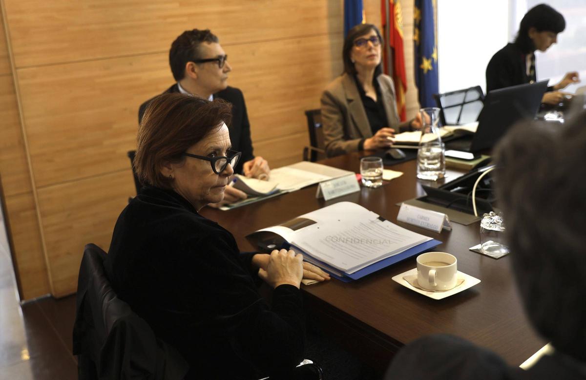 Nieves Roqueñí, con José Luis Barettino a su derecha, presidiendo el consejo de la Autoridad Portuaria, con Carmen Moriyón en el lateral de la mesa.