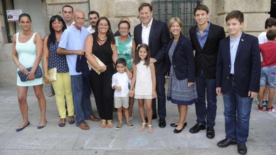 Varela Rodríguez y su mujer e hijos posan con sus familiares de Betanzos, descendientes del abuelo paterno