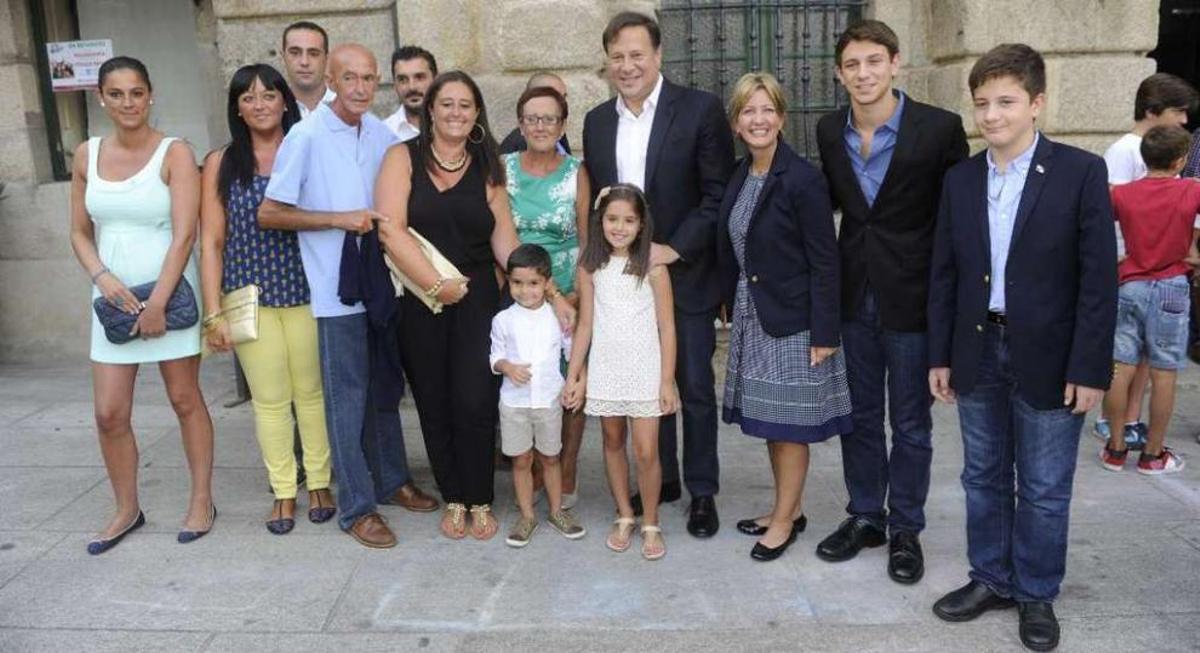 Varela Rodríguez y su mujer e hijos posan con sus familiares de Betanzos, descendientes del abuelo paterno