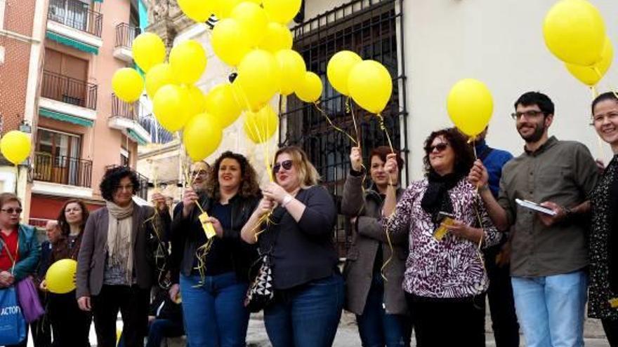 Suelta de globos amarillos en Orihuela para sensibilizar sobre la endometriosis