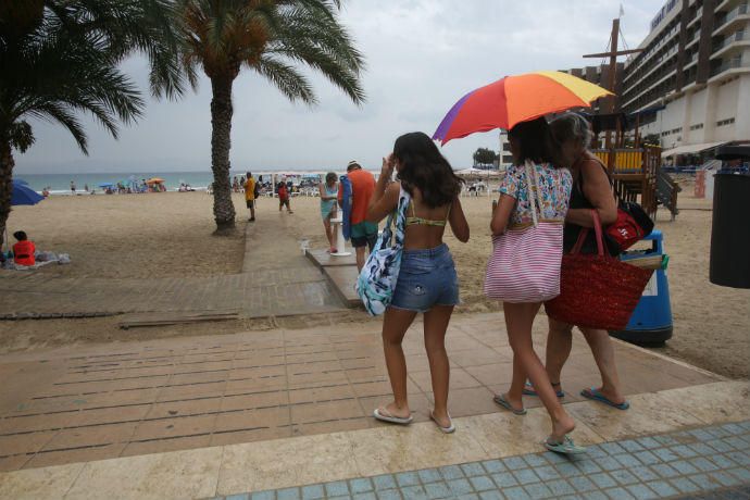 Lluvias en Alicante: a la playa con paraguas