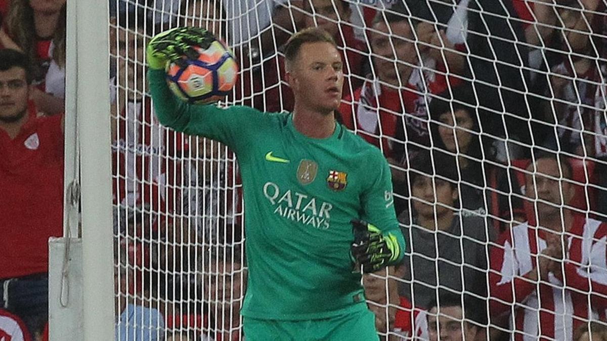 Ter Stegen inicia una jugada tras detener el balón.