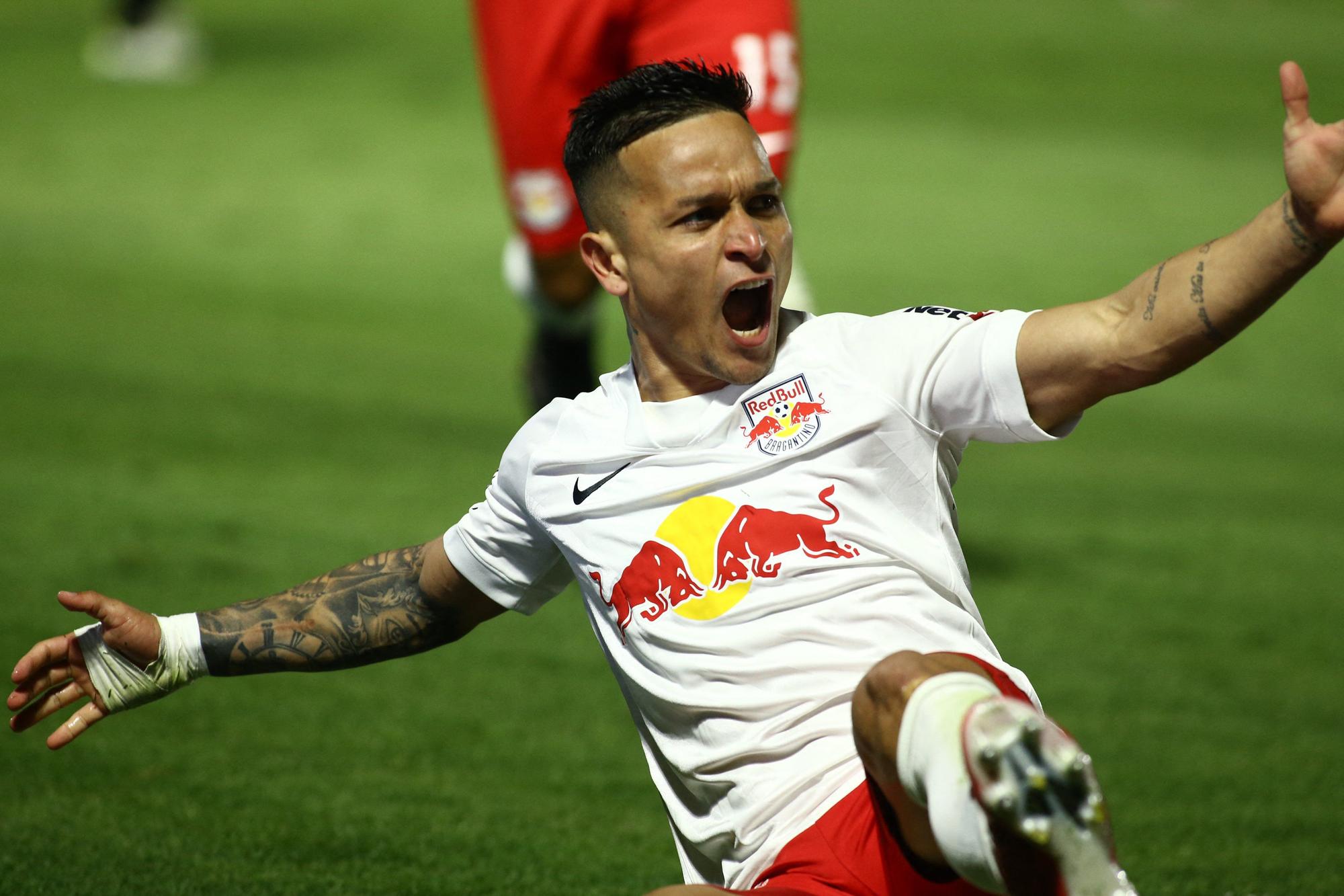 Artur celebra su gol con el Bragantino.