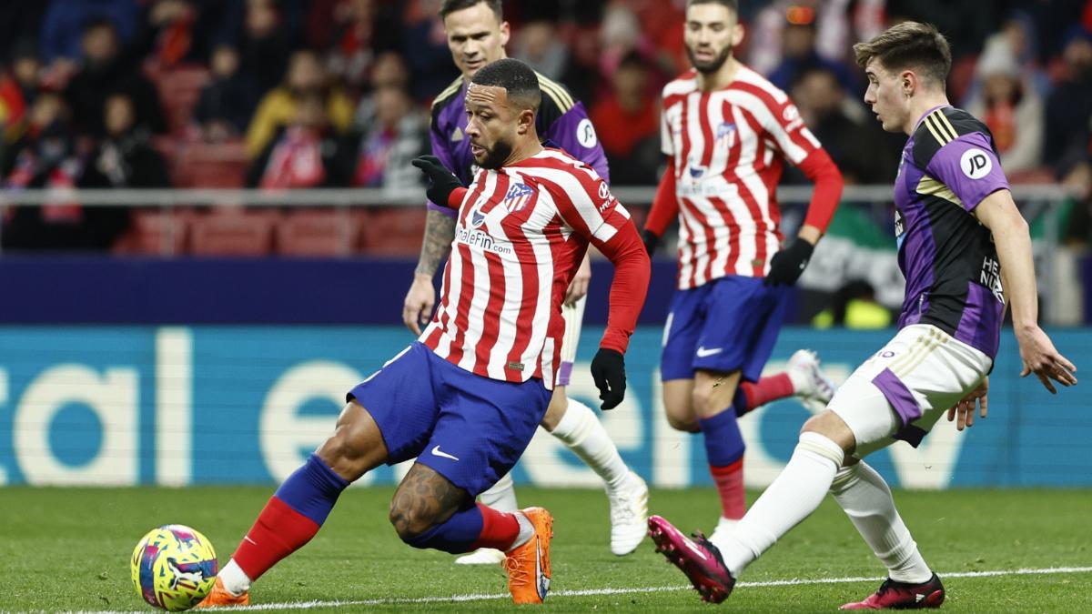 Memphis Depay en una acción con el Atlético