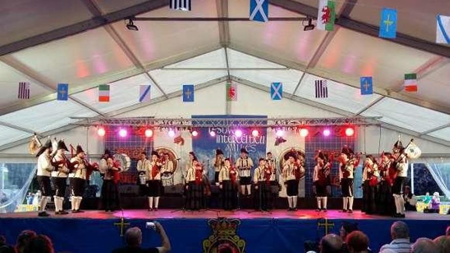 Banda de Gaitas A Carballeira, en Avilés. // FdV