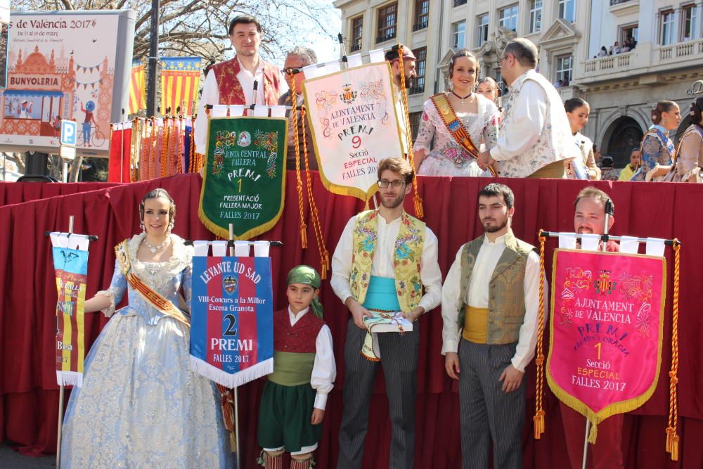 Recogida de premios de las comisiones falleras