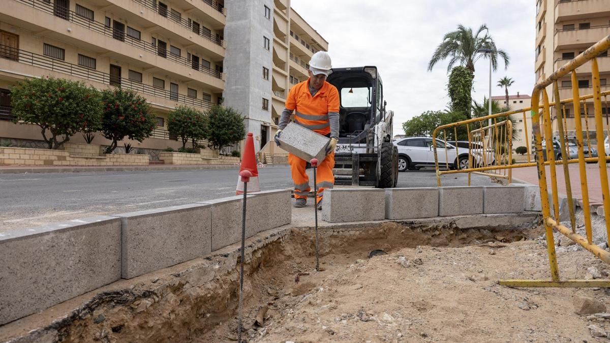 Mejora de aceras e itinerarios peatonales en Cabo Cervera