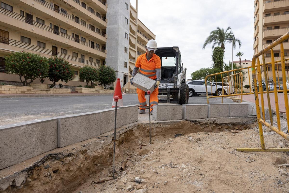 Mejora de aceras e itinerarios peatonales en Cabo Cervera