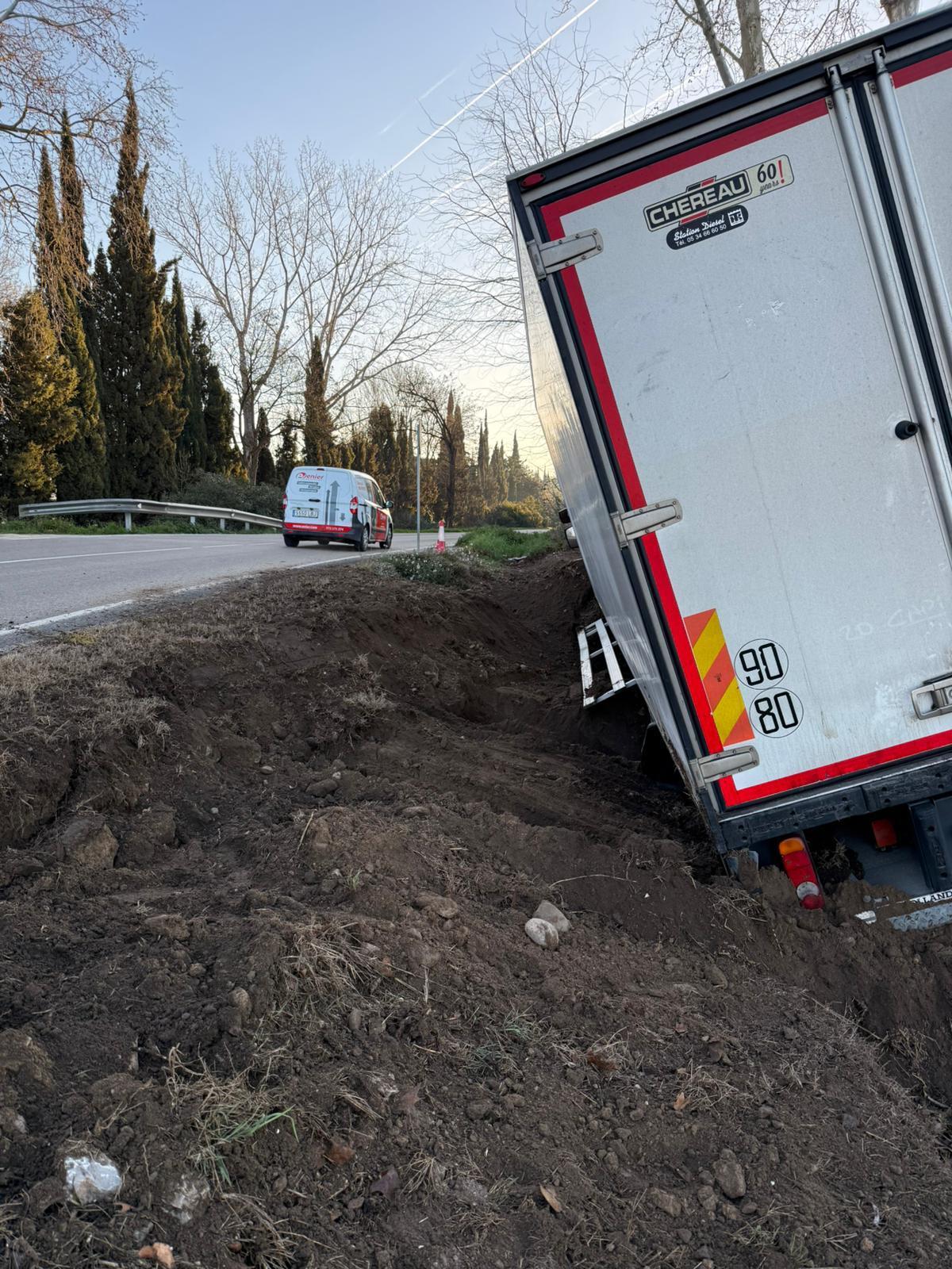 Les imatges del camió mig bolcat a Gualta