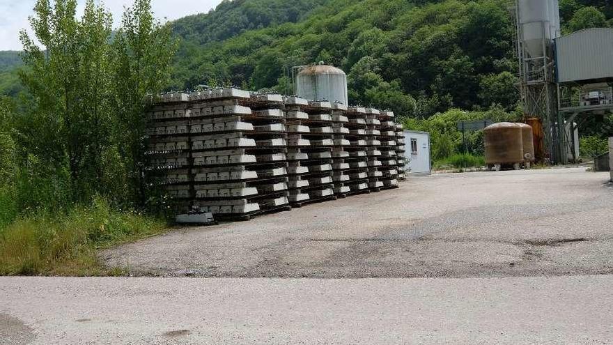 Acopio de traviesas para la Variante cerca de Sotiello, en Lena.