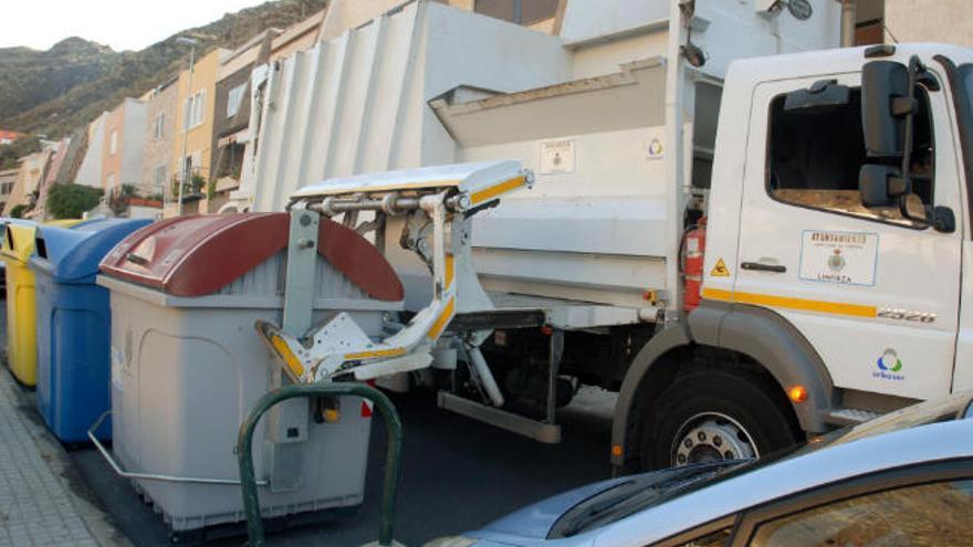 Recogida de basura en Santa Cruz de Tenerife.