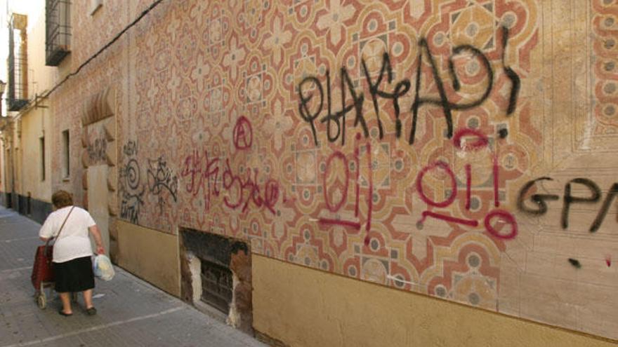 Foto de archivo de pintadas vandálicas en la fachada de San Felipe Neri, en la calle Gaona.