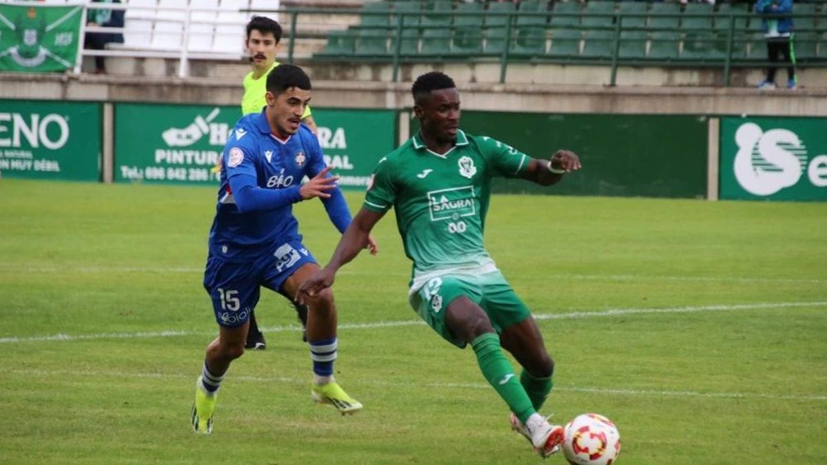 Pedro Pata (izquierda) durante un encuentro la pasada temporada con el CS Puertollano.