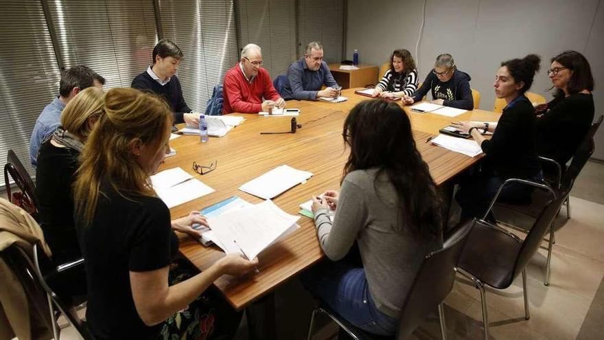 Los integrantes de la comisión del agua, reunidos ayer en el Ayuntamiento de Avilés.