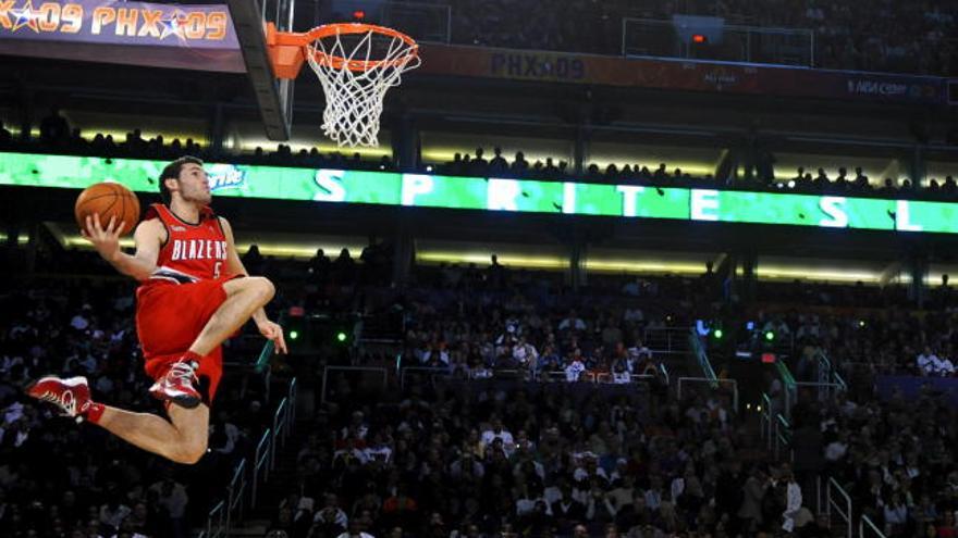 El jugador español de los Trail Blazers de Portland Rudy Fernández se eleva hacia la cesta durante la competencia de clavadas de las estrellas de la NBA hoy, 14 de febrero de 2009, en el U.S. Airways Center de Phoenix, Arizona (EE.UU.), previo a la 58 edición del Partido de las Estrellas que se llevará a cabo este domingo 15 de febrero. EFE/LARRY W. SMITH