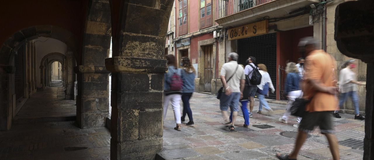 Turistas en la calle La Ferrería, en el casco histórico de Aviles.