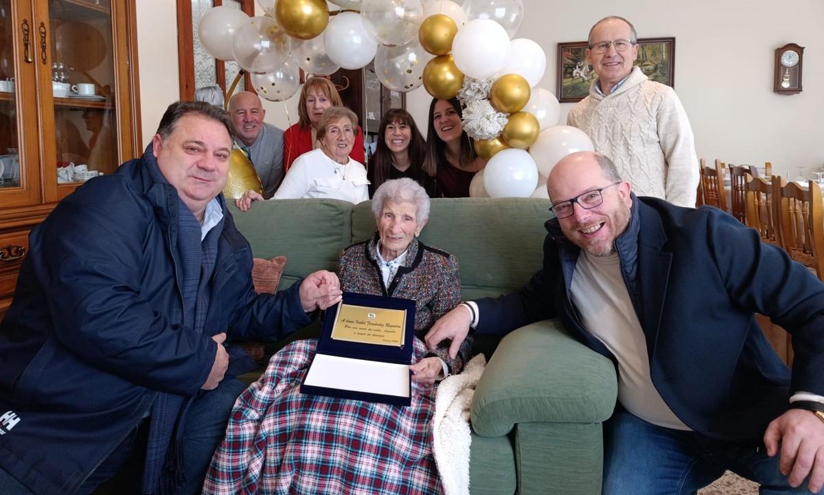El alcalde y el edil de Medio Rural flanquean a la centenaria Isabel Fernández, sentada