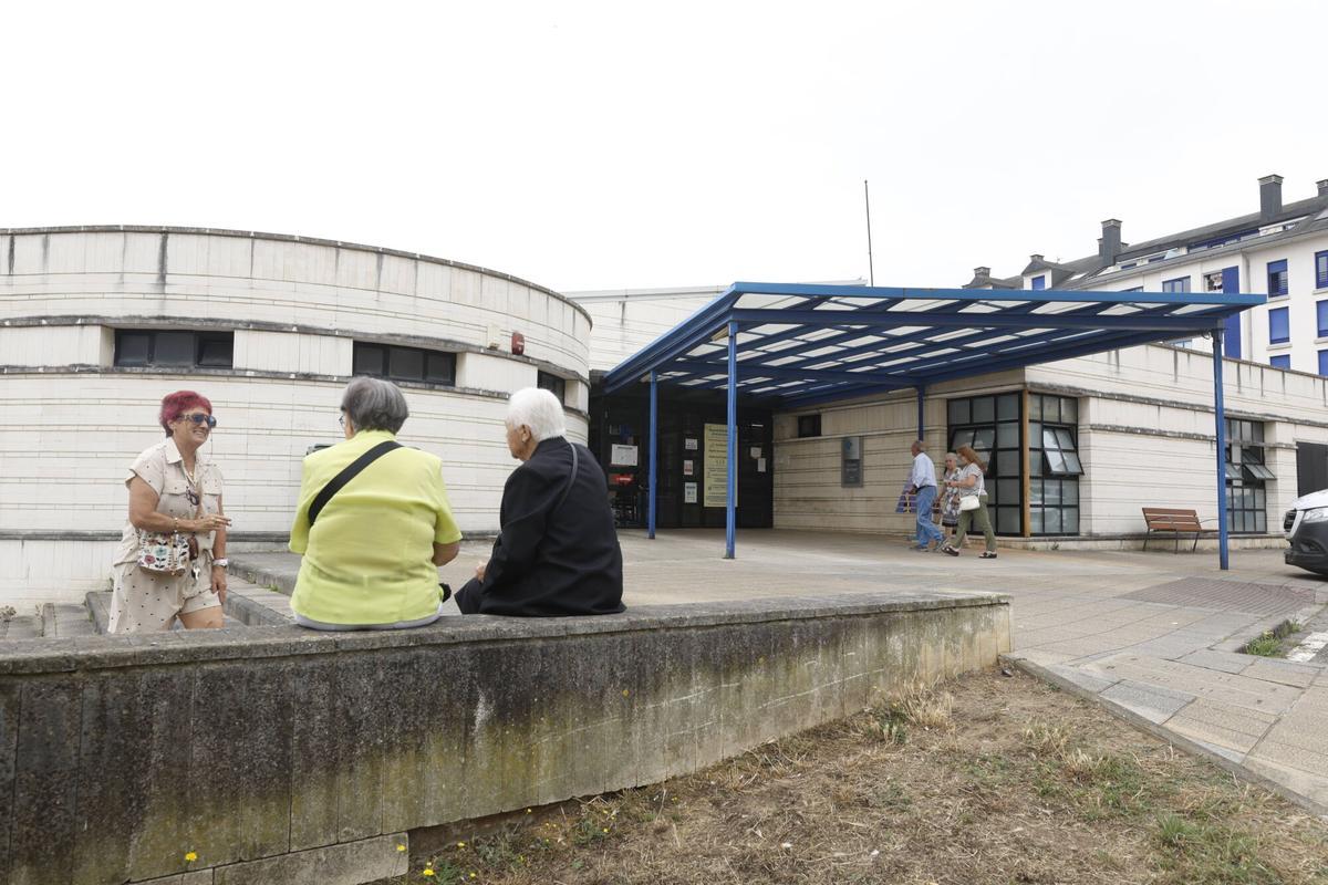 La visita de la consejera de Salud a Luanco para anunciar las obras que se acometerán en el centro de salud La visita de la consejera de Salud a Luanco para anunciar las obras que se acometerán en el centro de salud