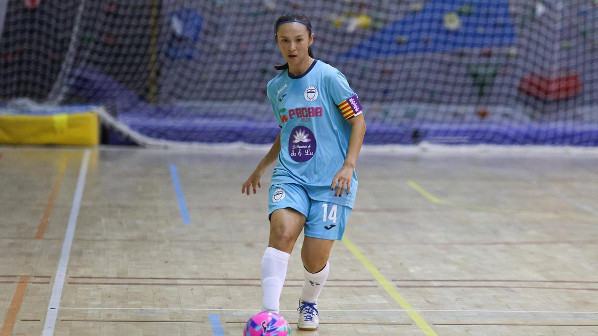 Haruna conduce el balón durante un partido del San Pablo-Eivissa