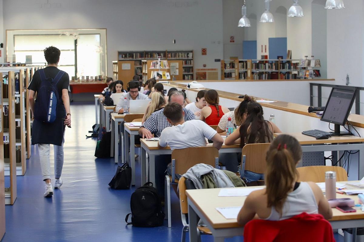 Estudiantes preparándose para selectividad y exámenes finales de carrera.