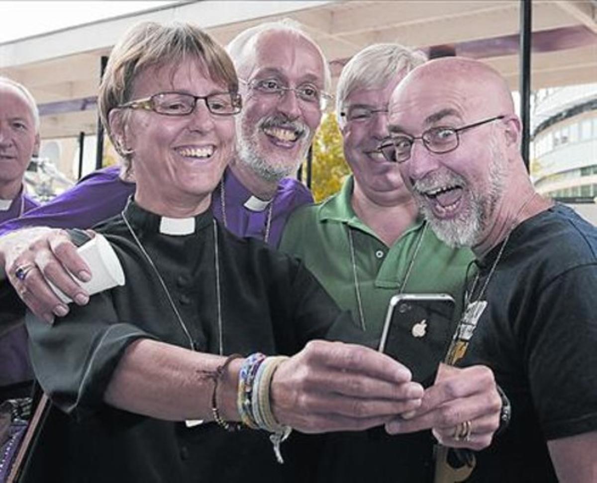 Una clériga celebra la decisión haciéndose un selfie con unos colegas.