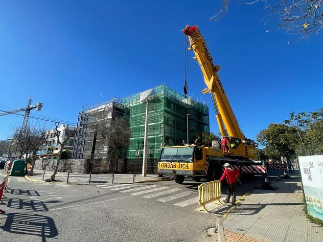 Galería: retirada la grúa que había caído sobre un edificio en Ibiza