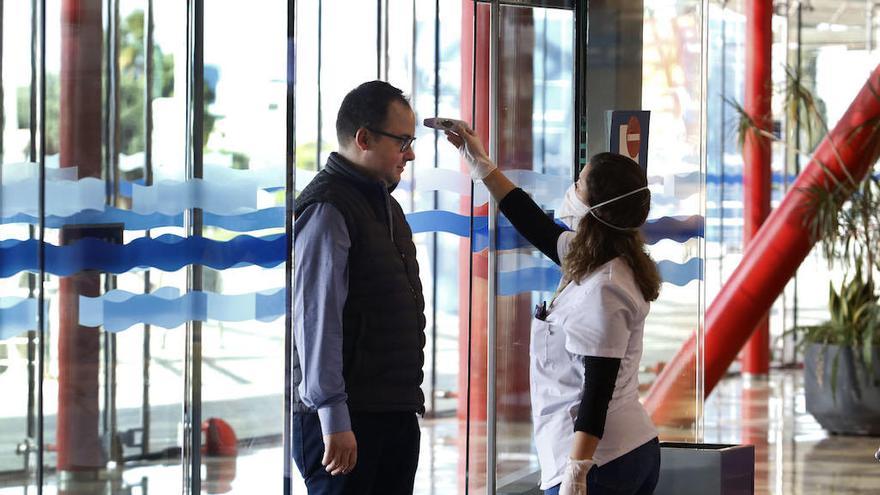 Toman la temperatura al entrar en el foro de robótica del Palacio de Ferias.