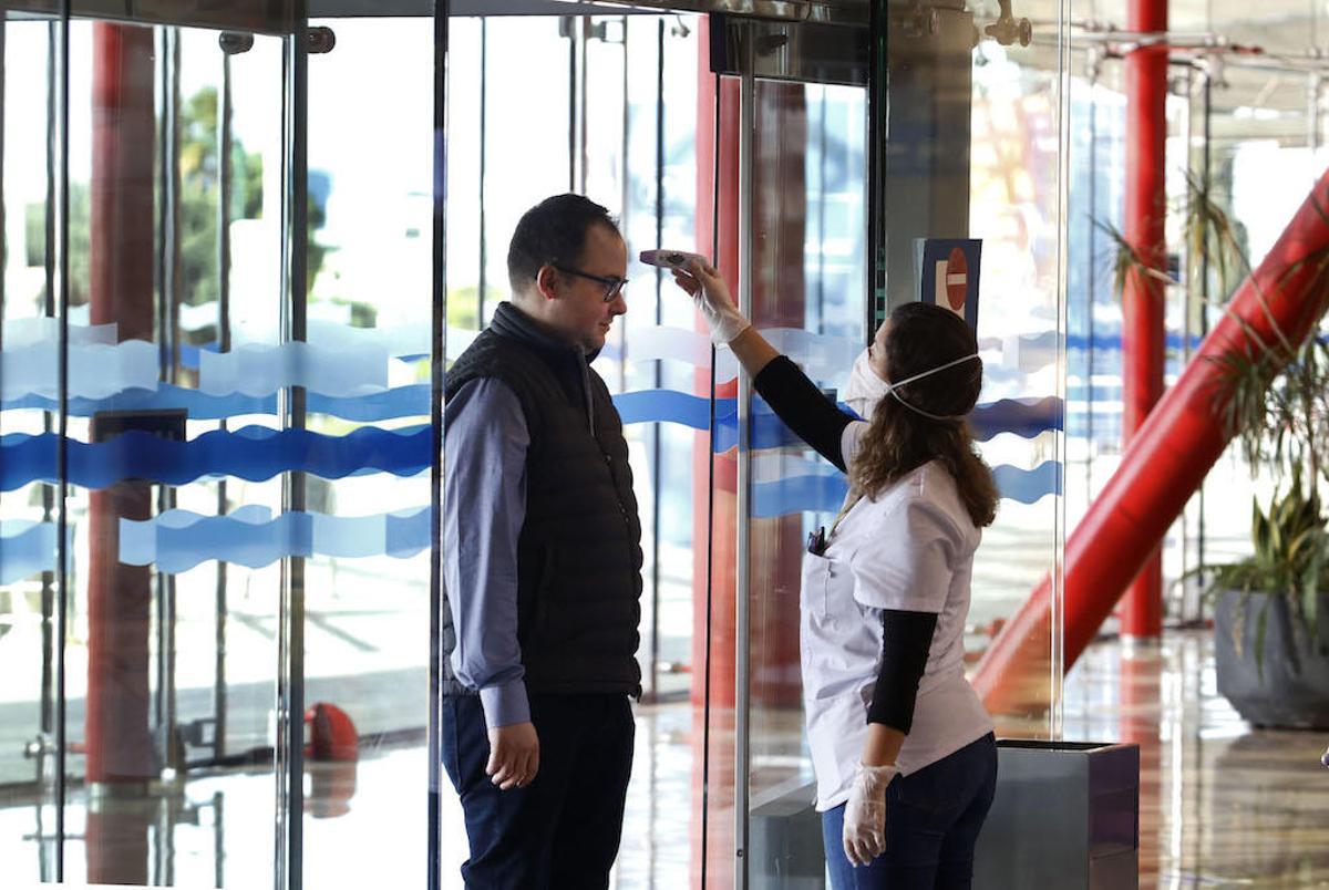 Toman la temperatura al entrar en el foro de robótica del Palacio de Ferias.