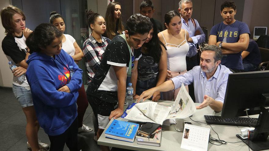 Los alumnos del Gaona asistieron a una charla en la que se les explicó cómo se elabora un periódico.