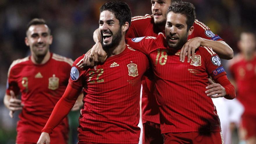 Isco se abraza a Jordi Alba y Koke tras marcar su primer gol con la selección.