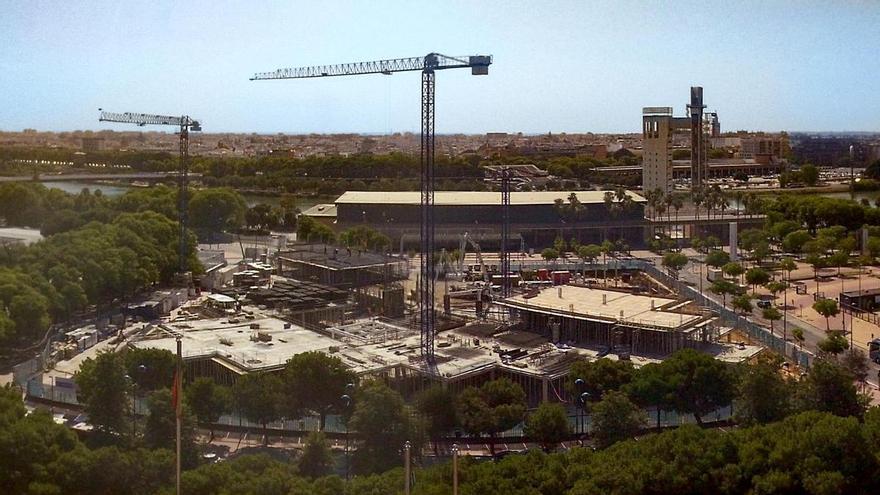 La obra del centro de investigación de la UE de Sevilla encara su fase más compleja: una de las mayores grúas de Europa instalará la cúpula de pérgolas fotovoltaicas