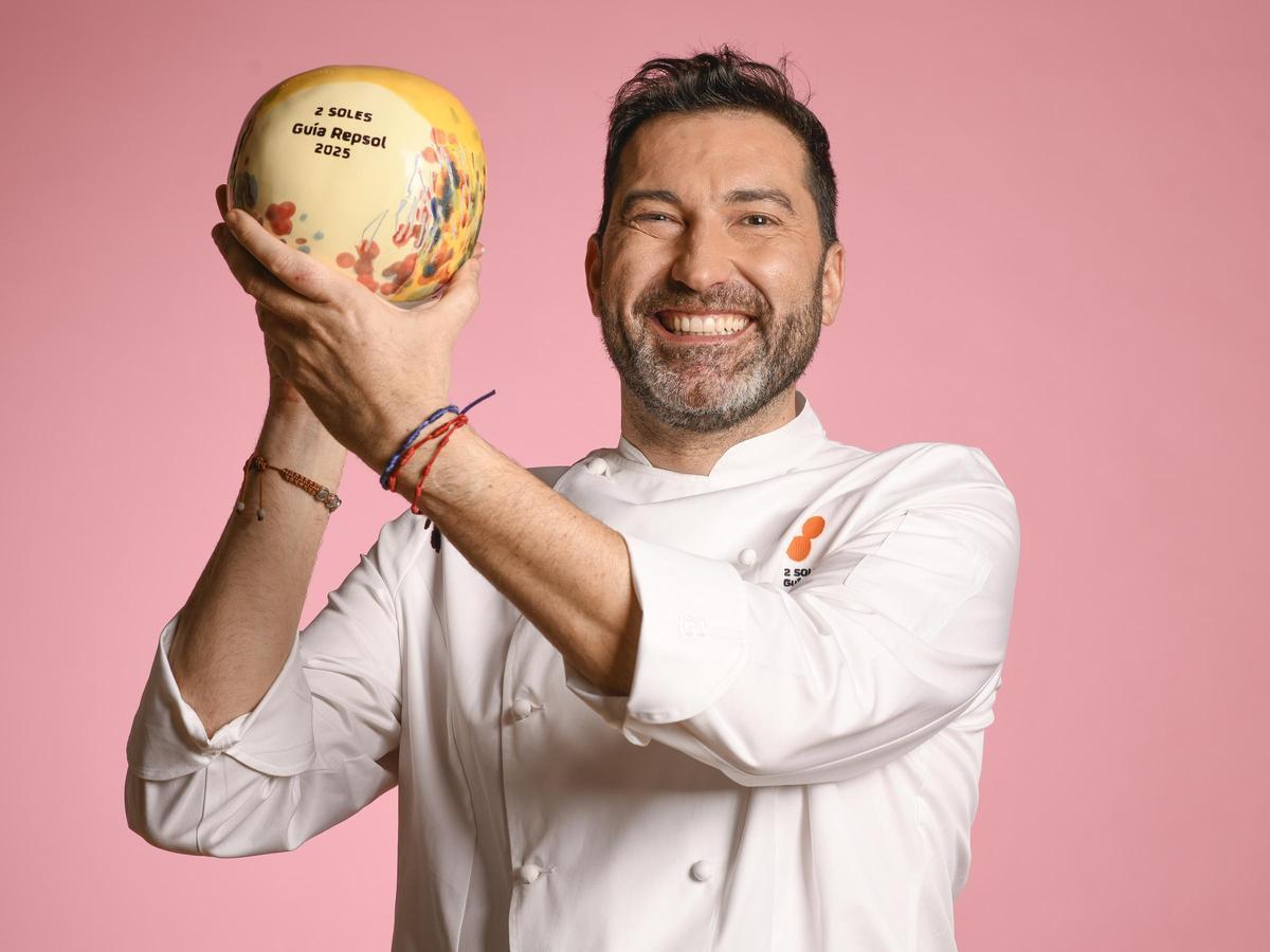 Otra fotografía de David López con su nueva distinción.