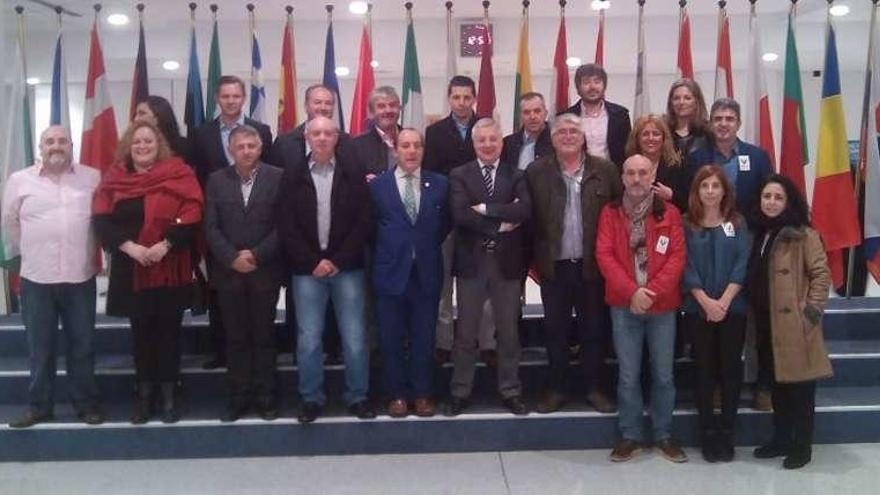 Grupo de alcaldes y concejales en Bruselas invitados por José Blanco. // FdV