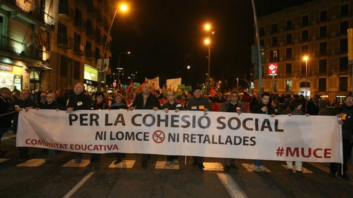 Miles de personas protestan contra los recortes en educación