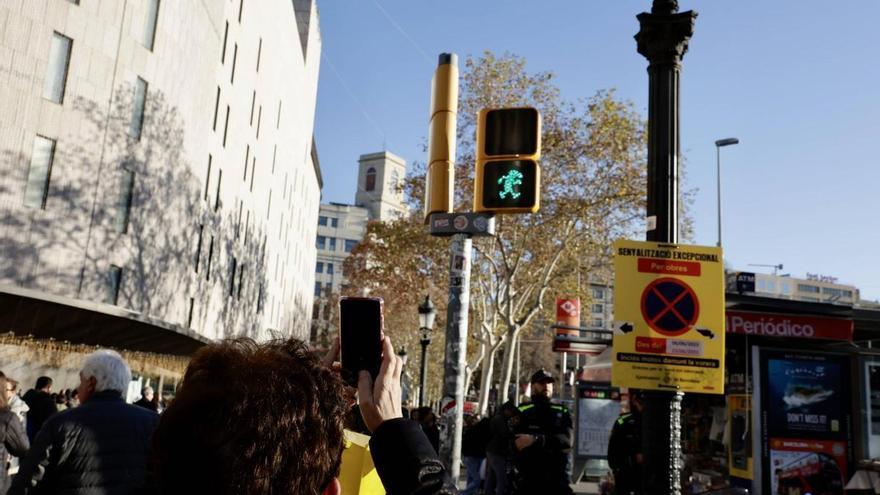 Los semáforos de Mortadelo y Filemón llegan al centro de Barcelona