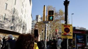 Un semáforo con la figura de Mortadelo, en el cruce del paseo de Gràcia con la ronda Sant Pere, en Barcelona.